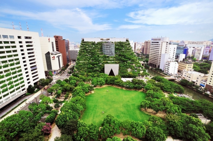 Впечатляющий тандем архитектурного сооружения и парковой зоны (ACROS Fukuoka). | Фото: kyushuandtokyo.org.
