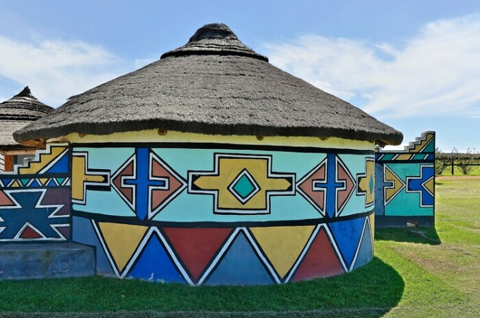 В поселениях ндебеле можно встретить строения как прямоугольной, так и круглой планировки. | Фото: archdaily.com.