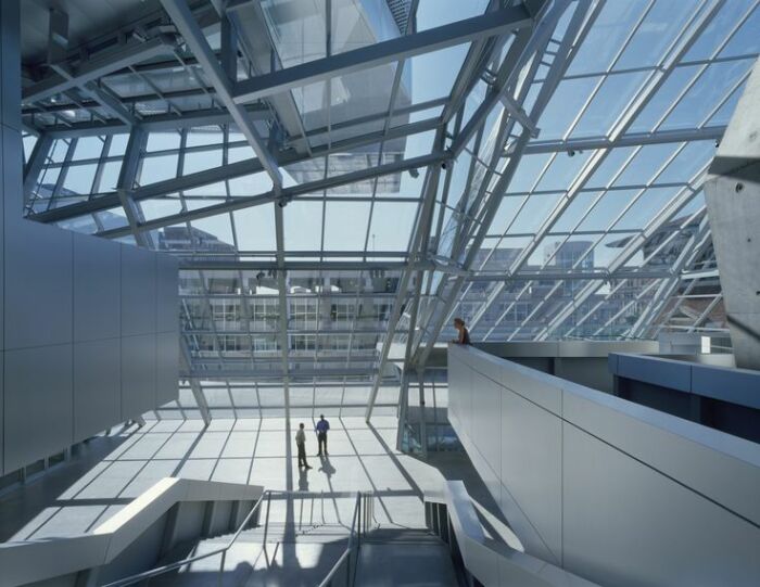 Обилие стекла позволяет солнечным лучам освещать внутреннее пространство (Akron Art Museum, США). | Фото: en.wikiarquitectura.com.
