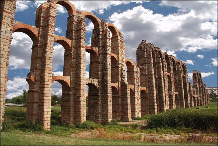 Двойная аркадная конструкция акведука Лос-Милагрос сделала его одним из самых прекрасных архитектурных шедевров римской эпохи на испанской земле. | Фото: snataliav.livejournal.com.