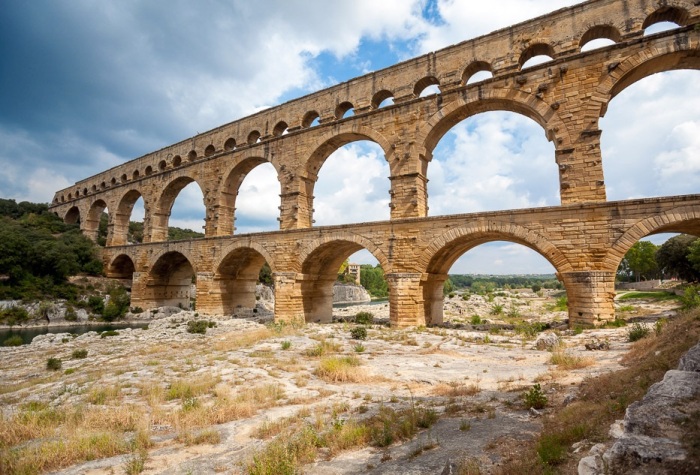 Сложное сооружение длиной 275 метров и высотой 47 метров позволяет современникам досконально изучить технологию строительства (Pont du Gard, Франция). | Фото: entsyklopeedia.ee.