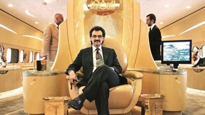Золотой трон принца Аль-Валид бин Талала на борту самолета VIP Boeing 747-400, где он восседает во время перелетов. | Фото: itpeople.com.cy.