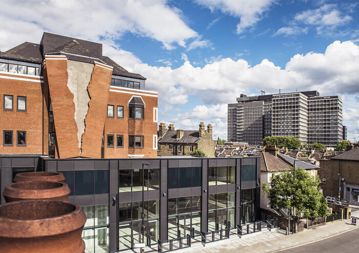Инсталляция украшает одно из 4 зданий многофункционального комплекса Assembly London, в котором находятся магазины, рестораны, офисы и выставочные площади. | Фото: digitalartsonline.co.uk.