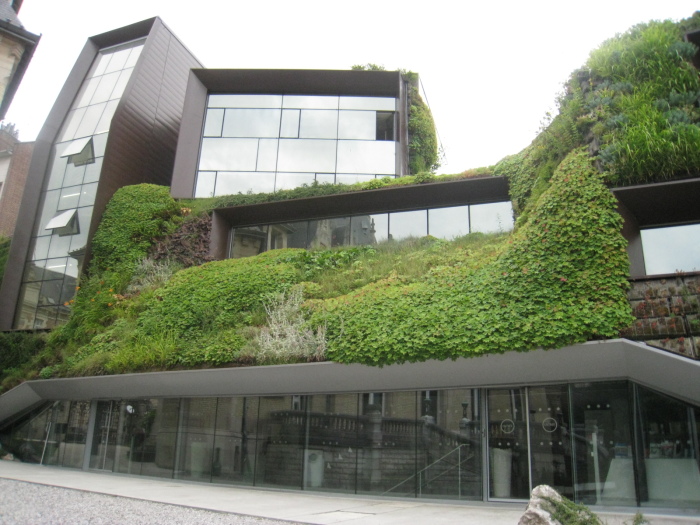 Грамотное распределение зеленых насаждений позволило создать комфортное рабочее пространство и эстетически привлекательно здание (Амьен, Франция). | Фото: ionarchitecture.blogspot.com. 