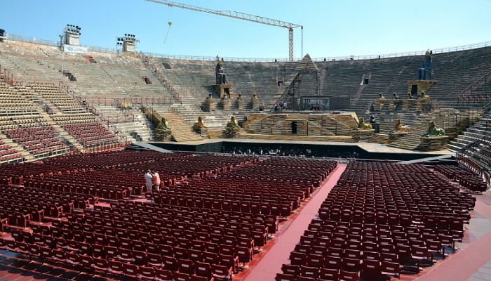 Каждое лето меломаны могут наслаждаться фееричными представлениями (Arena di Verona, Италия). | Фото: agriturismosanmattia.it.