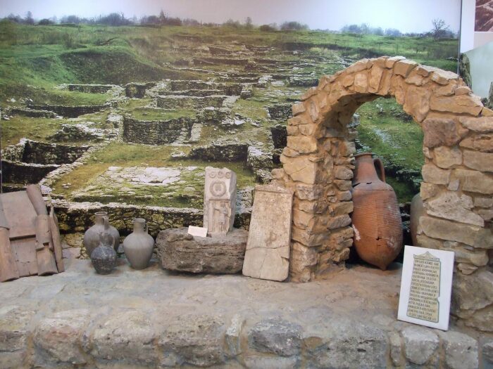 Античный город Танаис – первый и один из крупнейших историко-археологических музеев-заповедников под открытым небом, появившихся на территории России. 