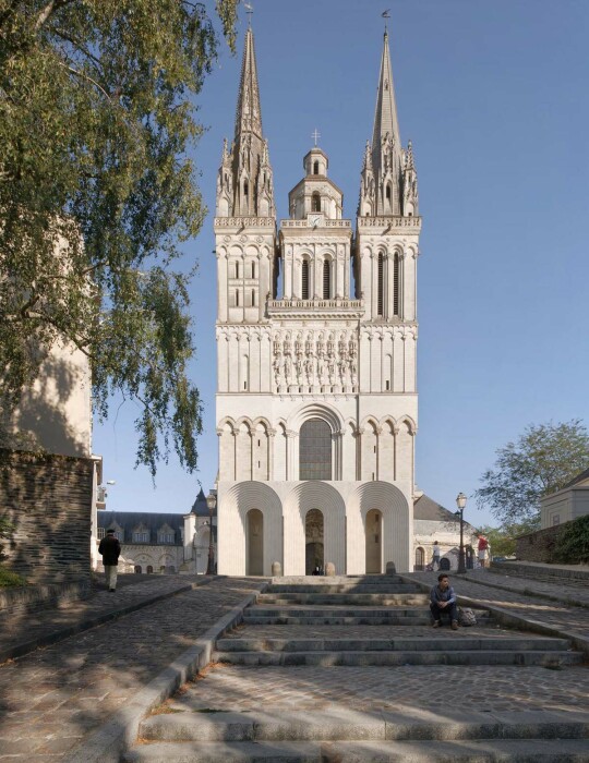 Новая арочная конструкция поможет сохранить средневековое убранство входного портала (Angers Cathedral, Франция). | Фото: arquitecturaviva.com.