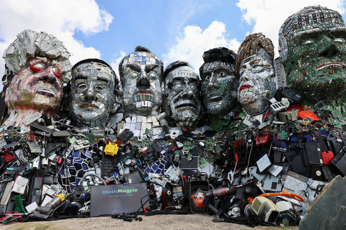 В графстве Корнуолл появилась художественная инсталляция, отчетливо напоминающая участников G7 и сделана она из сломанных электронных компонентов (Mount Recyclemore, Великобритания). | Фото: theguardian.com.
