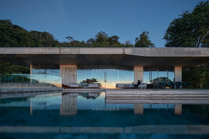 На закате дня в окнах отражается живописный пейзаж, а в бассейне – сама резиденция (Art Villa, Коста-Рика). | Фото: homeitalia.com.
