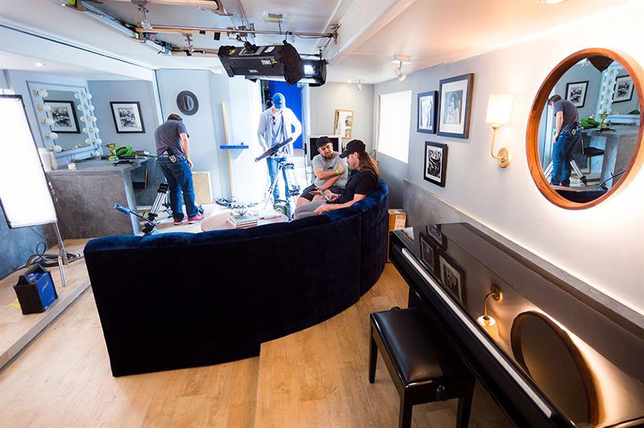 Теперь любой желающий может взять в аренду мобильную телестудию Off Script. Теперь любой желающий может взять в аренду мобильную телестудию Off Script.