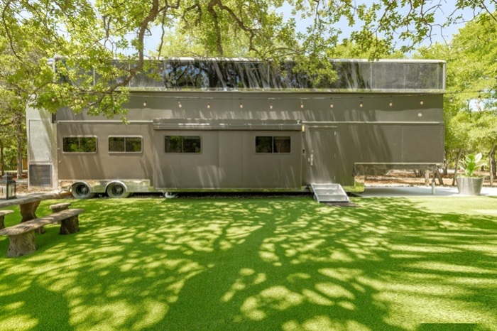 Автодом Вина Дизеля, припаркованный в заповедной зоне Остина (штат Техас, США).