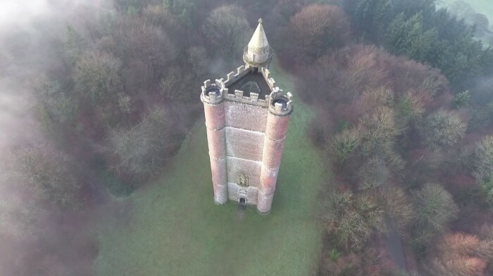 Почти 50-метровая башня имеет треугольную форму, что совсем запутывает зрителей (King Alfred's Tower, Великобритания). | Фото: zhizdra.oknatut.com.