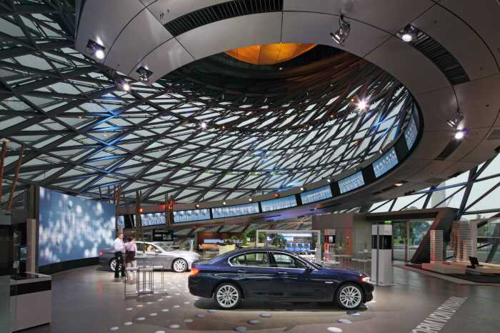 Один из выставочных залов в многофункциональном центре BMW World (Мюнхен, Германия). | Фото: press.bmwgroup.com.