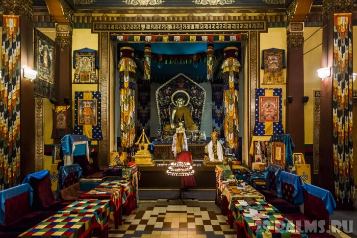 Внутри храма можно увидеть витражи с буддийскими символами, разноцветный плиточный пол, культовые предметы и святыни, которым поклоняются (Гунзэчойнэй, Санкт-Петербург). | Фото sinekvan.livejournal.com.