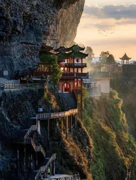 Попасть в храм Лингтонг можно по единственной тропе, которую называют «Небесная лестница» (Китай). | Фото: dreamstime.com.