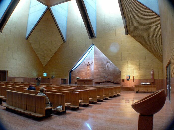 Единое пространство молитвенного зала церкви Блаженного Иоанна XXIII (Сериате, Италия). | Фото: tr.pinterest.com.