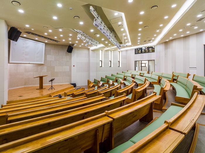 Главный зал в церкви для слепых Changshin Church (Сеул, Южная Корея). | Фото: architizer.com.