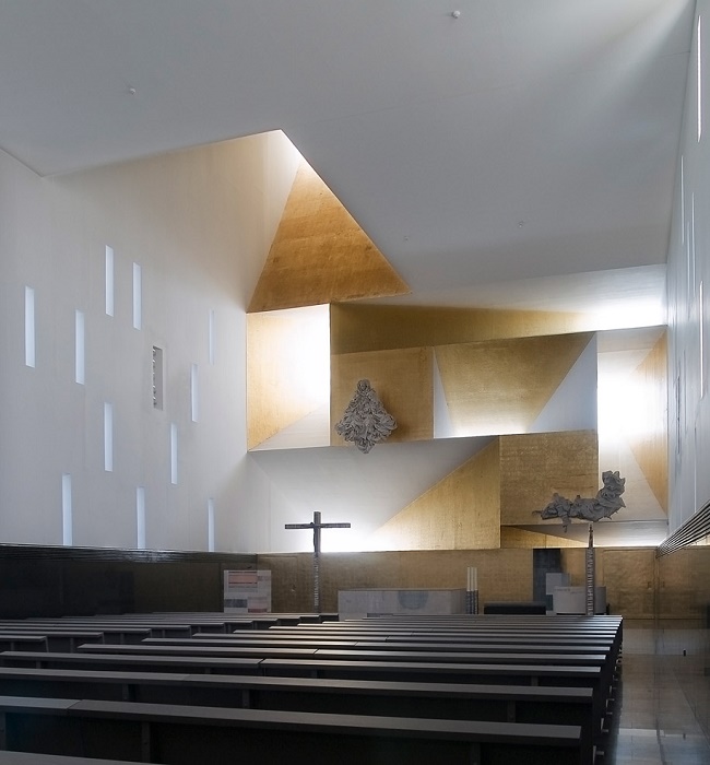 Интерьер церкви Parroquia Santa Monica под стать ее внешнему виду (Мадрид, Испания). | Фото: probauhaus.ru.