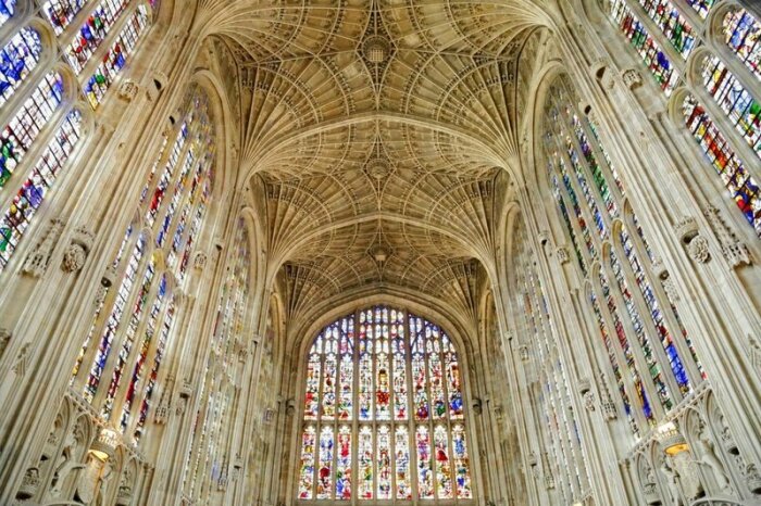 В часовне Королевского колледжа сохранились витражи, созданные фламандскими мастерами XVI века (Кембридж, Англия) | Фото: mymodernmet.com.