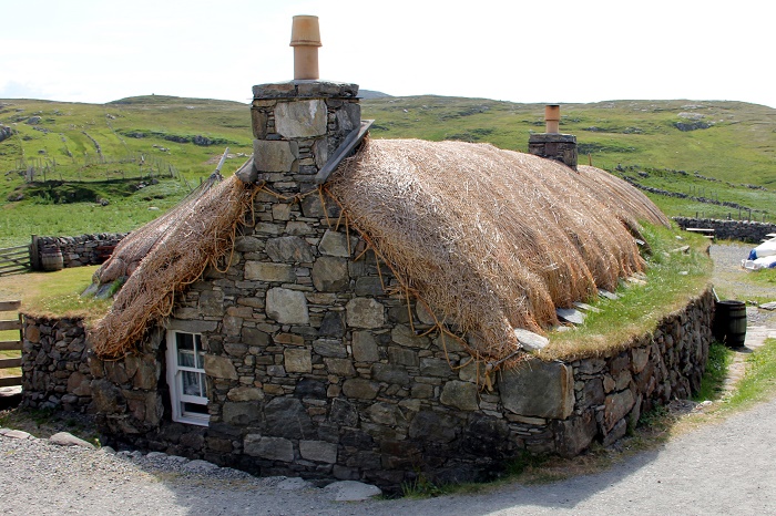 Gearrannan Blackhouse Village – шотландская деревушка, где можно пожить в средневековых избушках. | Фото: gearrannan.com.