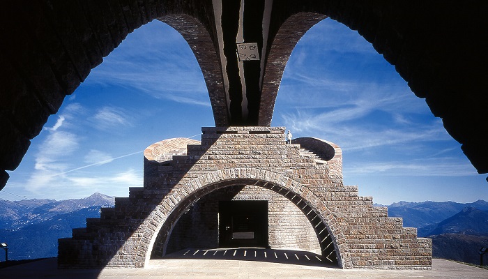 Часовня Санта Мария дельи Анджели Монте Тамаро в горах близь Тичино была построена по проекту Марио Ботта в 1990 –1996 гг. (Швейцария). | Фото: travel.detik.com. 