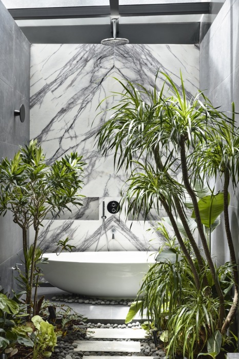 Вряд ли найдется человек, который откажется от такой ванной комнаты (Concrete Yin Yang House, Сингапур). | Фото: designboom.com.