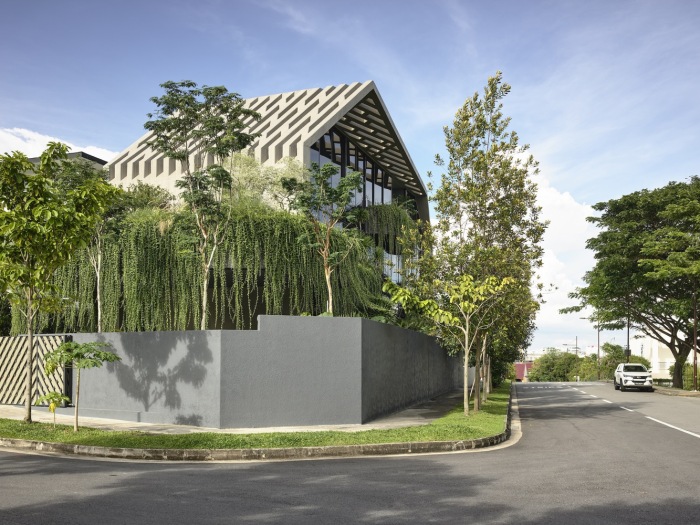 Фасад с улицы прикрыт не только бетонной оболочкой, но и роскошной зеленью (Concrete Yin Yang House, Сингапур). | Фото: archdaily.com.