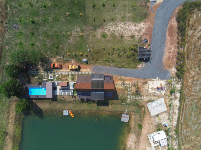 Контейнерный дом построили среди заброшенного рисового поля в пойме реки Накхон Найок (Container Cabin, Таиланд). | Фото: yankodesign.com.