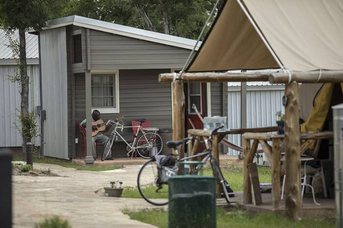 Крошечные домики – спасение для бездомных Остина (Community First Village, Техас). | Фото: specials.mystatesman.com