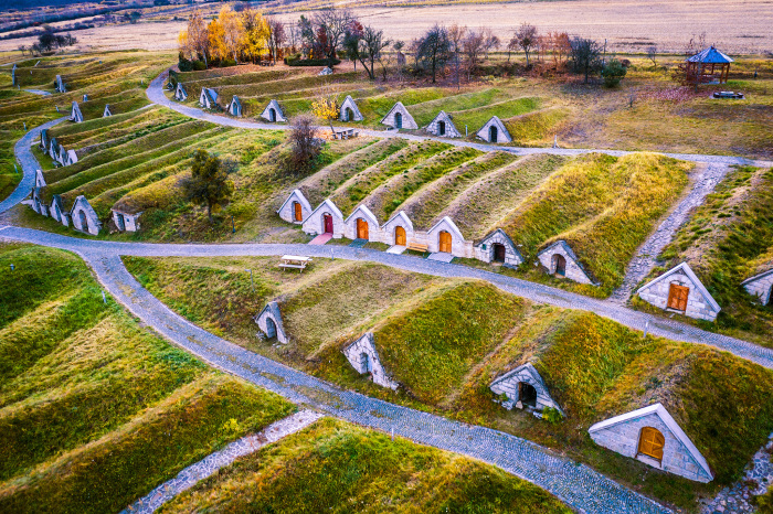 Живописный холм Gombos Hill усеян очаровательными домиками, в которых никто и никогда не жил (Tokaj-Hegyalja, Венгрия). | Фото: sokszinuvidek.24.hu.