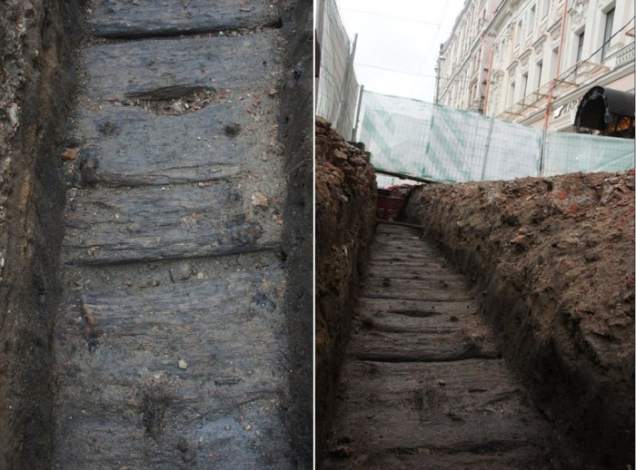 В 2016 г. на Тверской во время прокладки кабеля также были обнаружены фрагменты старинной деревянной мостовой. 