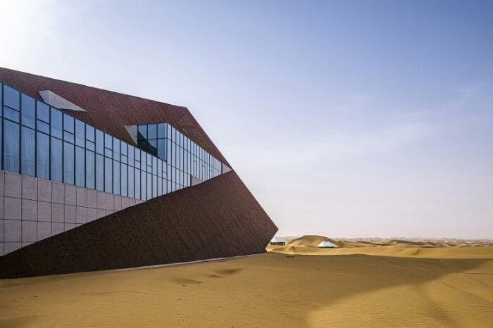 Здание расположено так, чтобы образовывалось как можно больше тени вокруг него (Desert Galaxy, Китай). | Фото: surrealstudios.co.ke.