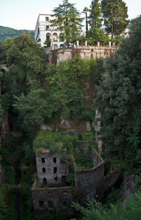 Долина мельниц – захватывающий сюрреалистичный пейзаж в современном городе (Сорренто, Италия). | Фото: atlasobscura.com.