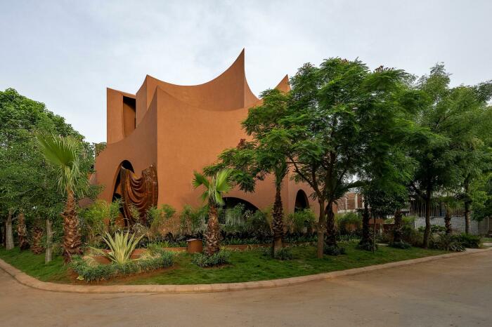 Угловое расположение участка наложило свой отпечаток на организацию двора и расположение дома (Mirai House of Arches, Индия). | Фото: archdaily.com.