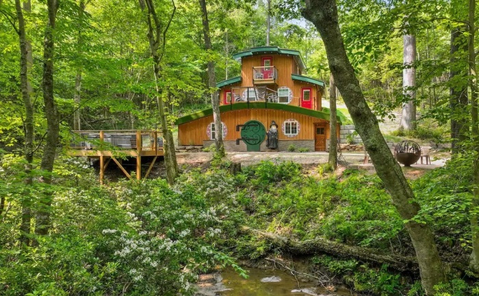 Ohiopyle Hobbit House расположен в живописной природной зоне Фармингтона (США).