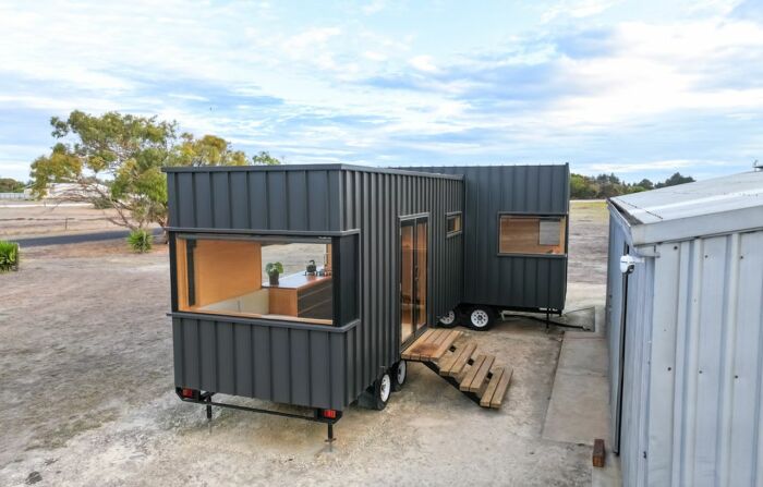 Г-образное соединение мобильных домов значительно увеличивает жилое пространство. | Фото: tasminihousetrailers.com.au.