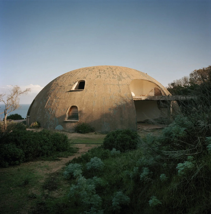 Понадобилось всего 2 года, чтобы на живописном склоне появился купольный дом (La Cupola, Коста-Парадизо). | Фото: tieganhurst.blogspot.com.