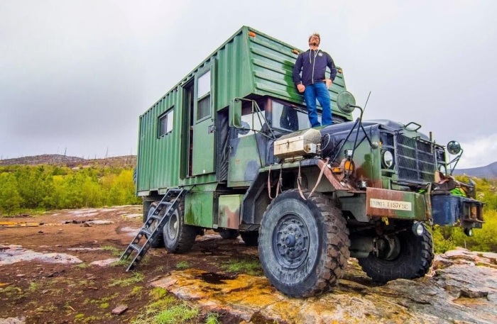 Майк Амо – креативный мастер на все руки и его детище. | Фото: livinginacontainer.com.