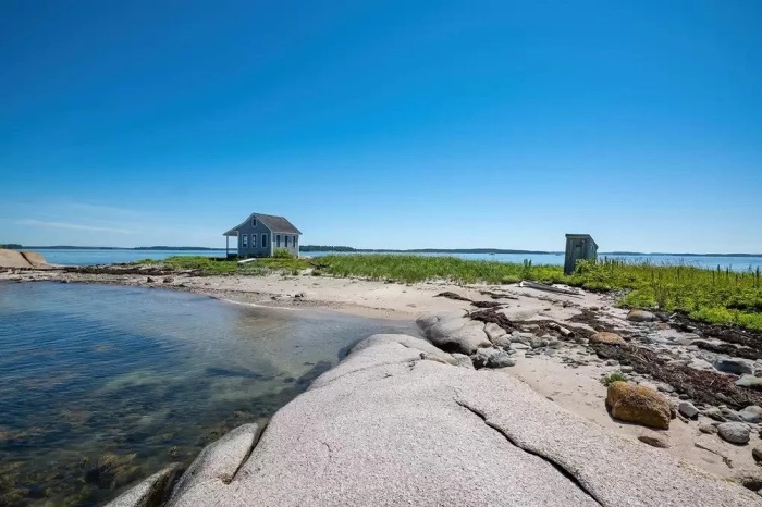 Небольшой деревянный коттедж станет уютным пристанищем на собственном острове (Duck Ledges Island, США). | Фото: washingtonpost.com.