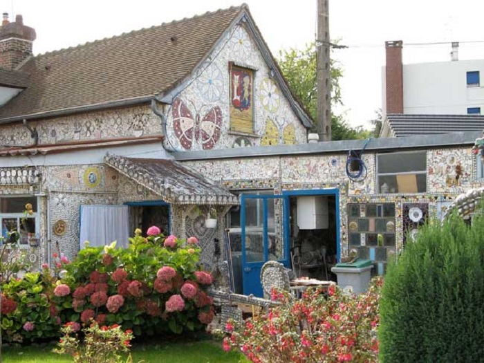 50 лет увлеченный молочник украшал свой дом и подворье мозаикой из битой посуды и стекла (La Maison Cassée Vaisselle, Франция). | Фото: svobodnazona.com.
