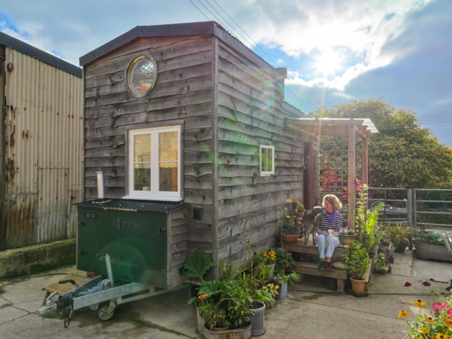 Лара живет и путешествует вместе с псом по кличке Монти. Лара живет и путешествует вместе с псом по кличке Монти.