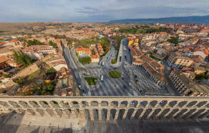 Акведук, занимающий видное место в городском ландшафте Сеговии, был внесен в список Всемирного наследия в 1985 году (Испания). | Фото: amusingplanet.com.