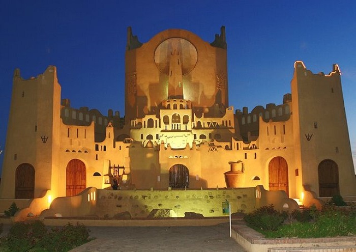Умелая подсветка в ночное время делает дворец еще более привлекательным (Clay Palace in Ghardaia, Алжир). | Фото: voglioviverecosi.com.