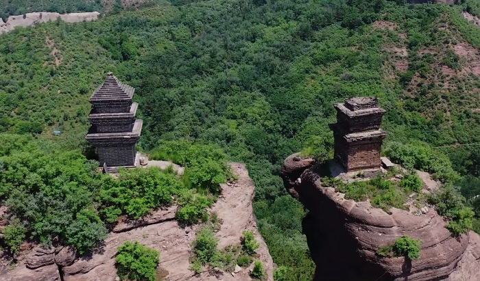 По сей день остается загадкой, как древние китайцы построили на вершине отвесной скалы культовые сооружения (курорт Чэндэ, Китай). | Фото: commons.wikimedia.org.