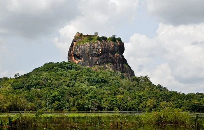Вода на вершину скалы поступает по сложным гидротехническим системам из близлежащего водоема, что само по себе является уникальным явлением (Сигирия, Шри-Ланка). | Фото: lakeview-stay.com.