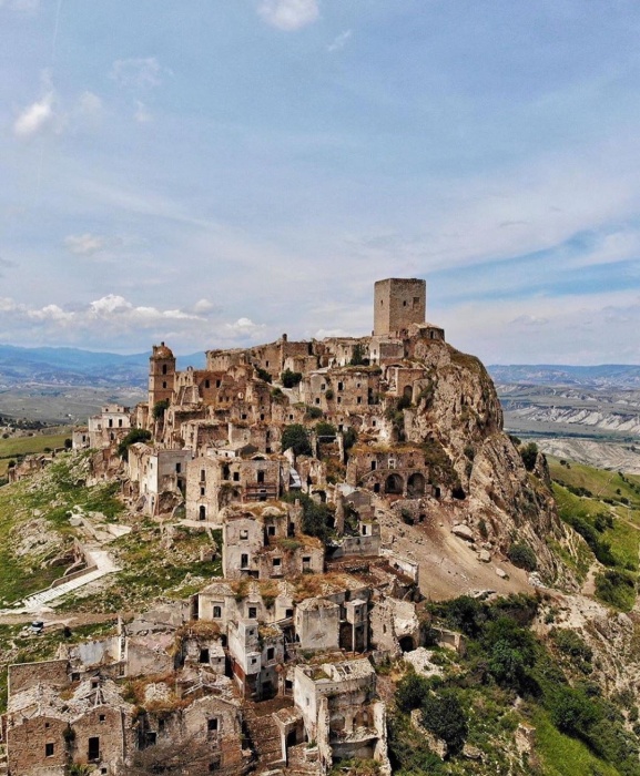Крако: город-призрак «благородной» армии разбойников в горах Италии 