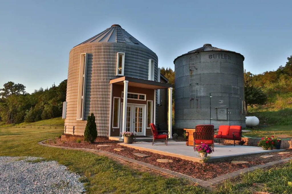 Из зернохранилища вот такой получился гостевой домик (Grain Bin Getaway). Из зернохранилища вот такой получился гостевой домик (Grain Bin Getaway).