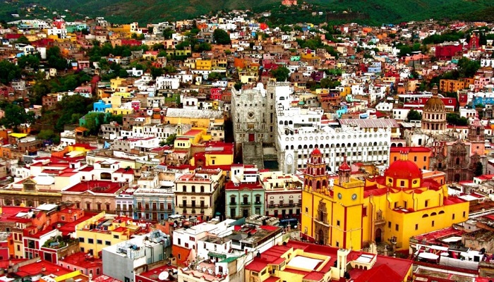 Соборная базилика Нуэстра-Сеньора-де-Гуанахуато является главной достопримечательностью города (Гуанахуато, Мексика). | Фото: polina.harbertstudio.com.
