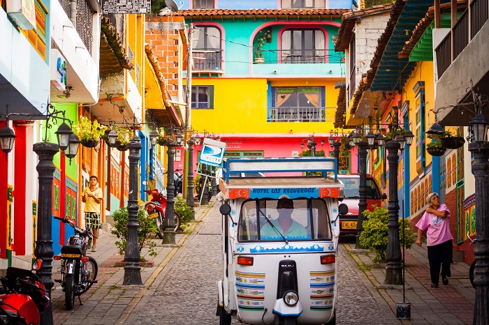 Guatape разноцветный колумбийский городок, превратившийся в туристическую мекку (Колумбия). | Фото: weseektravel.com.