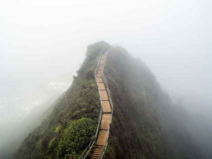 В настоящее время Haiku Stairs закрыта, но это не останавливает авантюристов, то и дело взбирающихся на вершину горы (остров Оаху, Гавайи). | Фото: hawaiiactivities.com.